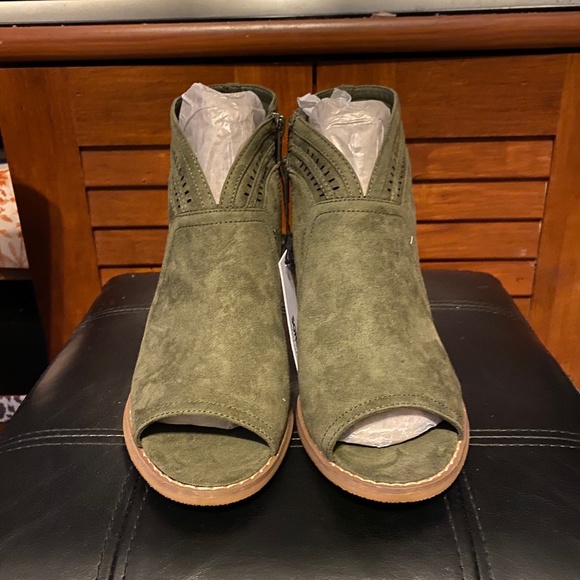 shoes - Picture 3 of 3